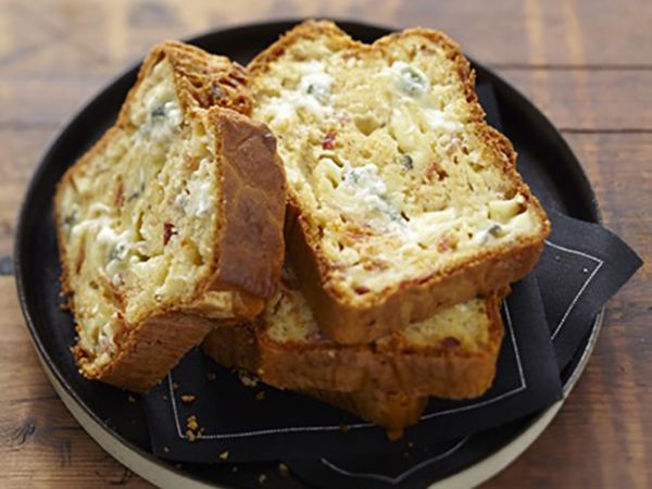 Recettes françaises : Cake au bleu, jambon et tomate séchée