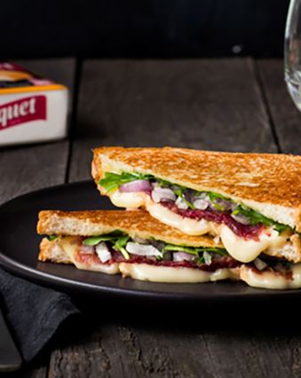 Recettes pas chères : Croque-monsieur au maroilles, boeuf, roquette et échalotes