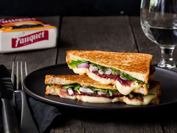 Recettes pas chères : Croque-monsieur au maroilles, boeuf, roquette et échalotes