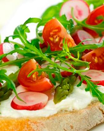 Sandwichs : Tartine de fromage frais aux tomates cerise