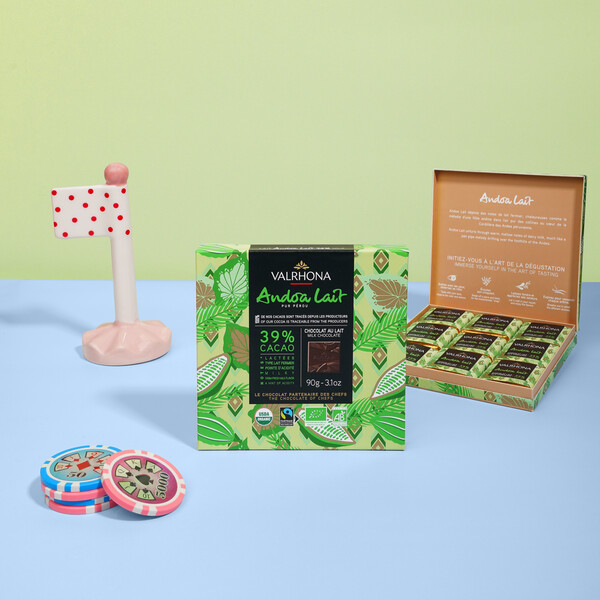 18&#32;carr&#233;s&#32;Andoa&#32;Lait&#32;Ambiance&#32;packshot&#32;47857&#32;VALRHONA&#32;GIFTING&#32;carr&#233;