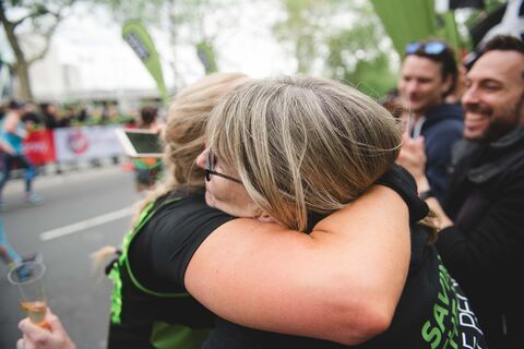 VMLM19_Runner_Support_Cheer_Hug_2