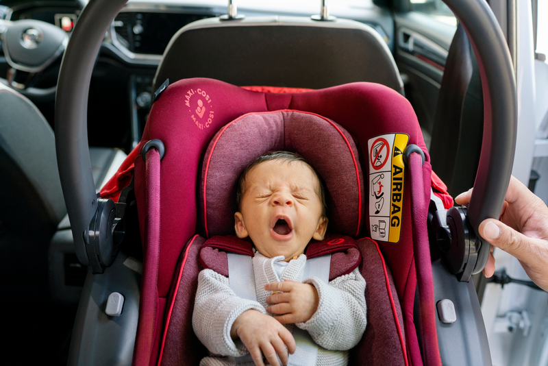 Baby yawning - red MC8557 2026 Maxicosi carseat Coral Lifestyle Summer Baby in seat yawning Landscape RGB.
