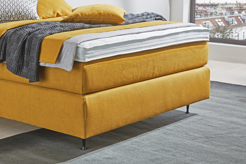 Boxspringbett Calabria Boxspringbett in gelbem Stoff, schwarzen Chromfüßen und Heftung im Kopfhaupt