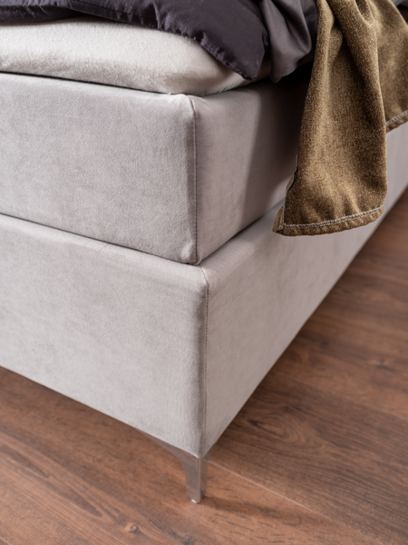 Boxunterbau von Bett Kalina und Chromfüße