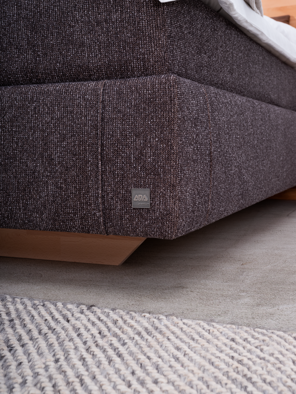 Boxspringbett mit Kopfhaupt aus Wildkernbuche und Boxunterbau in dunkelgrauem Stoff