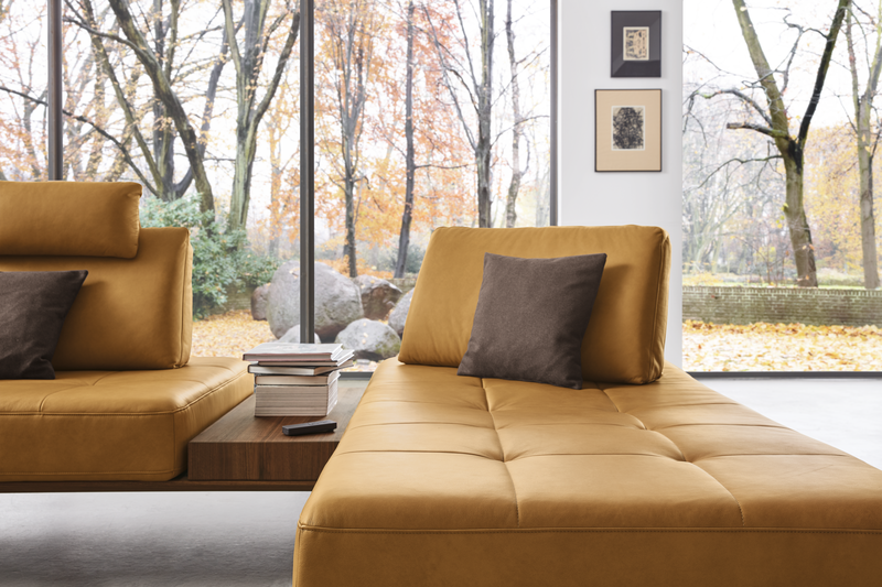 Wohnlandschaft Verona Sitzfläche der Wohnlandschaft Verona in gelbem Leder mit integriertem Tisch.