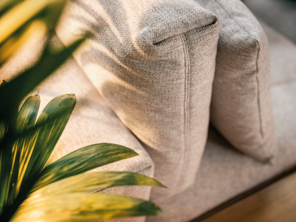 Details von Sofa Zarik mit Pflanzen