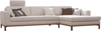 Ecksofa Tabora in hellem Stoff mit Holzsockel und Holzfüßen.