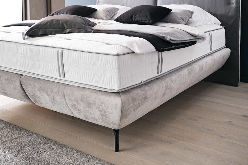 Boxspringbett Cherie Boxspringbett mit Materialmix aus Stoff und Leder, schwarzen Metallfüßen und Naht Detail im Kopfhaupt
