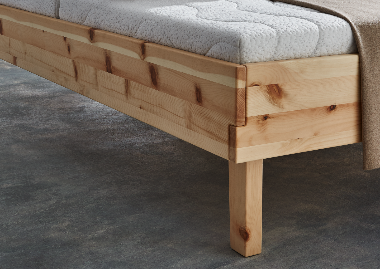 Bett aus Zirbenholz