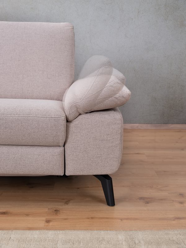 Ecksofa Arik Detailbild von Arik mit verstellbarem Armteil und schwarzen Metallfüßen
