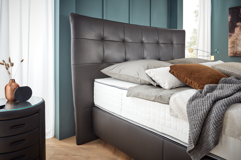 Boxspringbett Vicenza Boxspringbett in dunkelbraunem Leder, Holzfüßen und Knopfheftung im Kopfhaupt