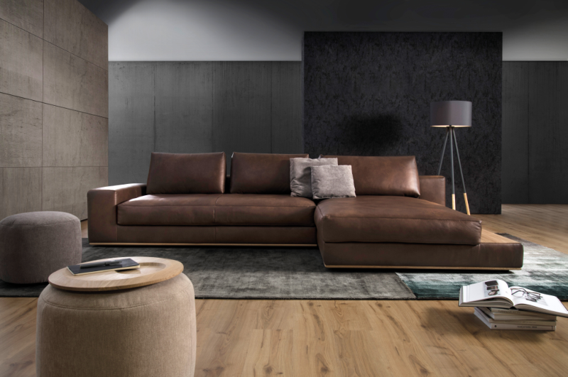 Sofa Vilson Braunes Ledersofa mit Chaiselongue
und Holzablage.