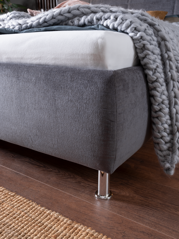 Bett Karla Detailbild von Bettkasten und Chromfuß