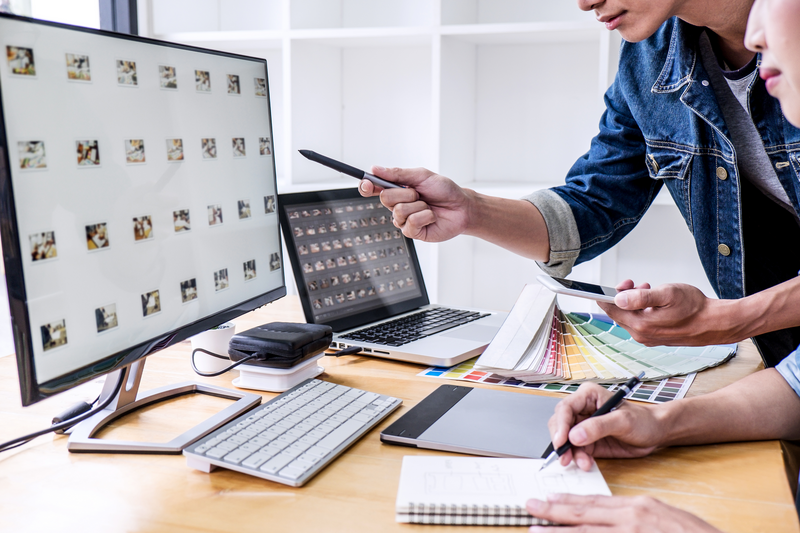 Katalogmanagement Bewerbung Angestellter beim Arbeiten