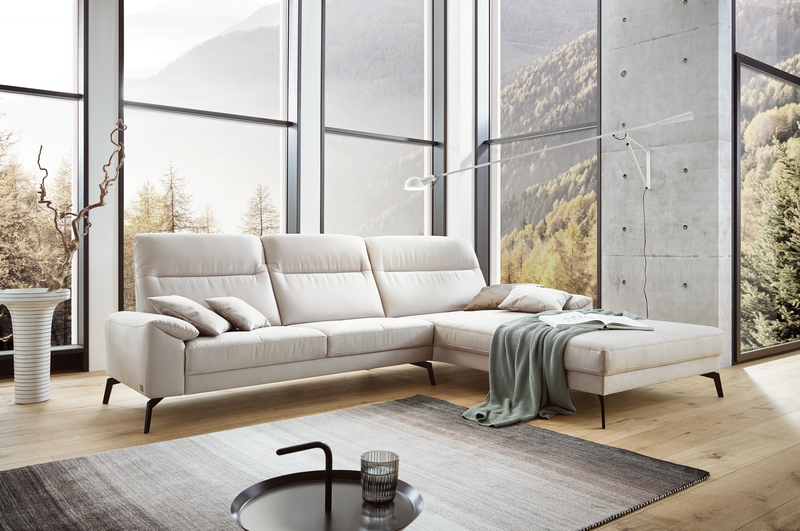 Wohnlandschaft Wales Ecksofa Wales in hellem Stoff mit Metallfüßen.