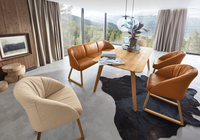 Essgruppe Cliff mit Sesseln in beigem Stoff und orangem Leder inklusive Holzfüßen und Holztisch.