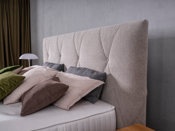 Boxspringbett mit Kopfhaupt in beigem Stoff und Knopfheftung, Boxunterbau in massivem Holz der Wildeiche
