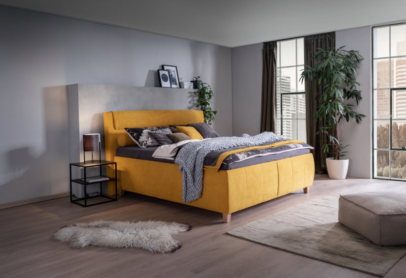 Bett Udine Bett in gelbem Stoff, Holzfüßen und Naht am Kopfhaupt