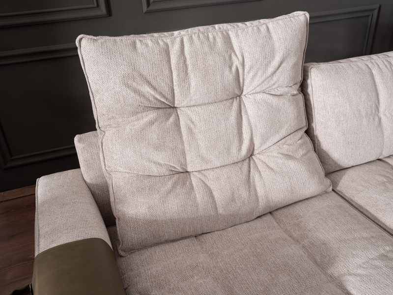 Sofa Silvano Ecksofa in hellgrauem Stoff, zwei großen Funktionskissen, schwarzen Metallfüßen und grüner Ledertasche am Armteil