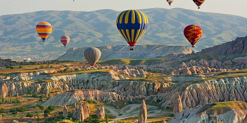 Hot-air-balloons-inflated-over-cappadocia