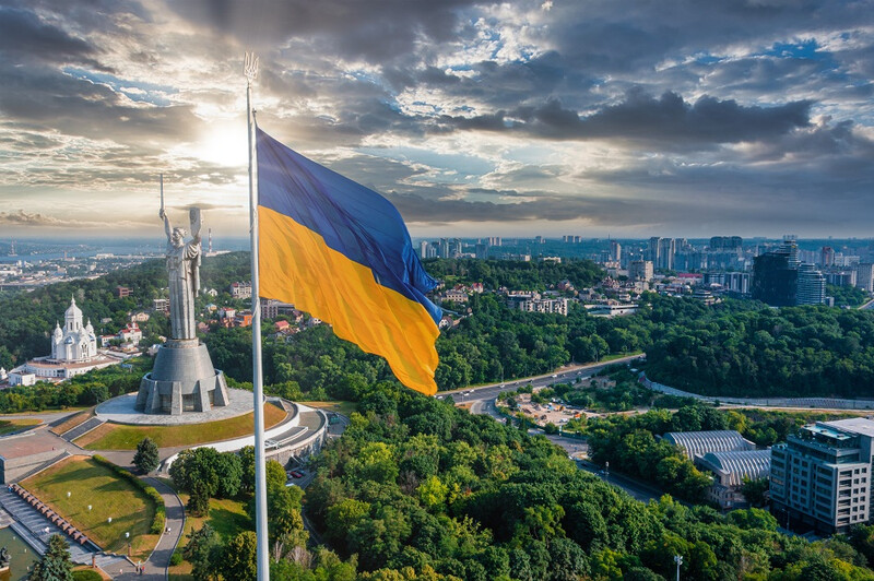 ukraine-flag-and-statue