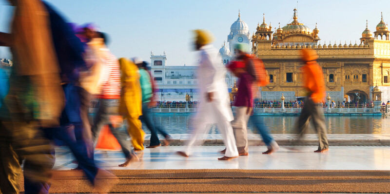 India-Taj-Mahal-People-Passing