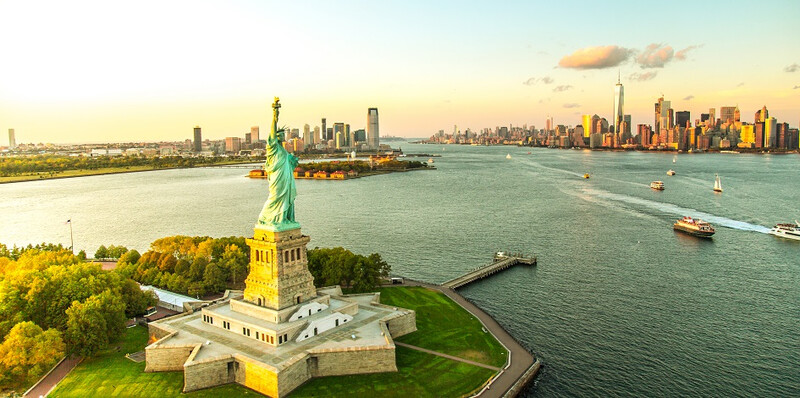 Liberty-Island-overlooking-Manhattan-Skyline