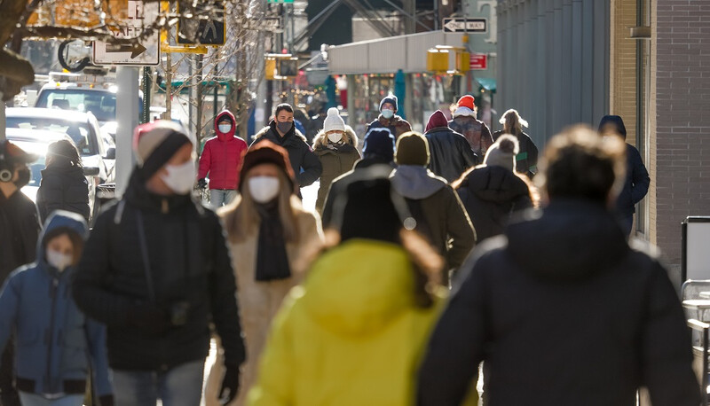 crowd-facemasks