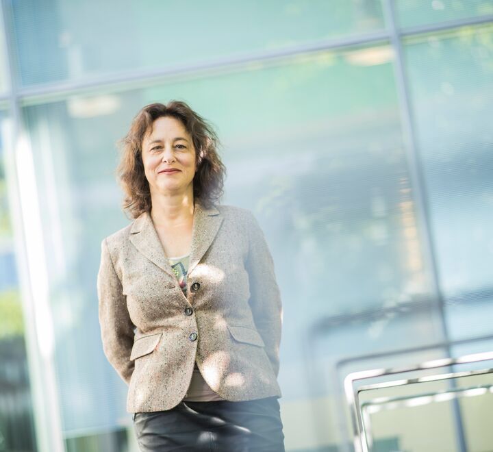 Kvinner må selv løfte seg opp og frem i næringslivet, utfordrer Donatella de Paoli (bildet) ved Handelshøyskolen BI.