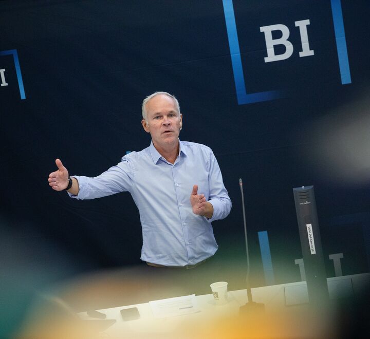 Finansminister Jan Tore Sanner la frem statsbudsjettet tidligere i år. Sjargongen tilslører hvor dyr den planlagte politikken for 2021 forventes å bli for dem som kommer etter oss, skriver Gisle J. Natvik (Foto: Thomas Kleiven, bildet er fra da Sanner gjestet BI tidligere i år.)