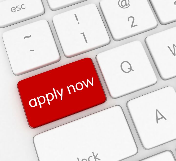 Red button with the text "apply now"