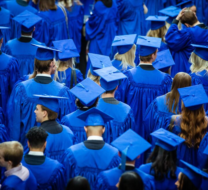 Studenter under vitnemålsutdeling