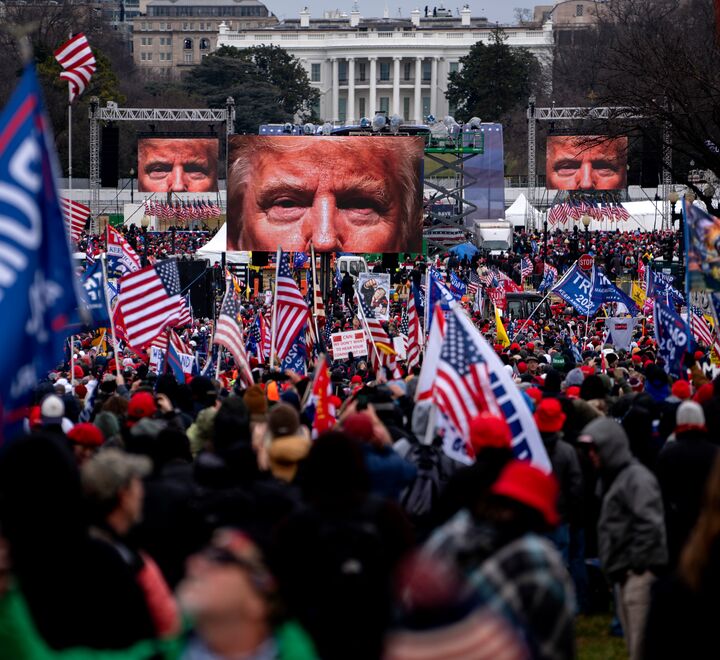 Publikum under Trumps arrangement ved US Capitol under hans valgkamp i 2024