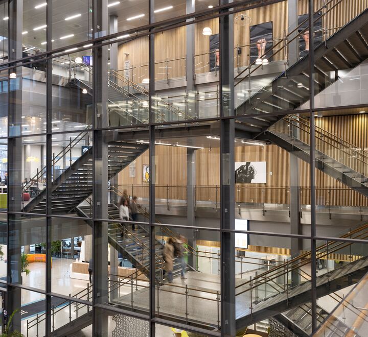 Trappeoppgang inne i bygget på campus Bergen