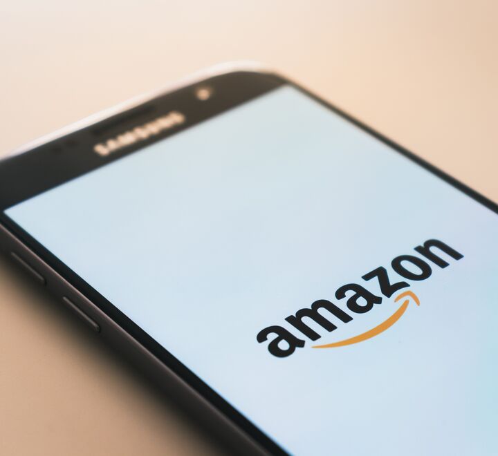 Det spekuleres fortsatt rundt når Amazon for alvor kommer til å etablere seg i Norge, og ikke om de kommer. Bilde av en Iphone med Amazon logo. Foto: Christian Wiediger, Unsplash.com.