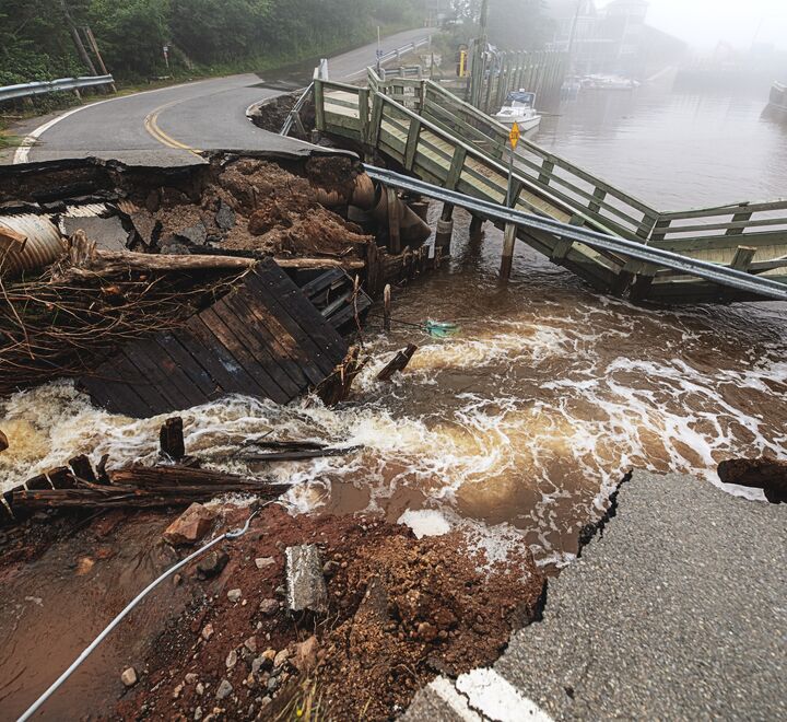 Bilde av en oversvømmelse hvor en bro har rast sammen