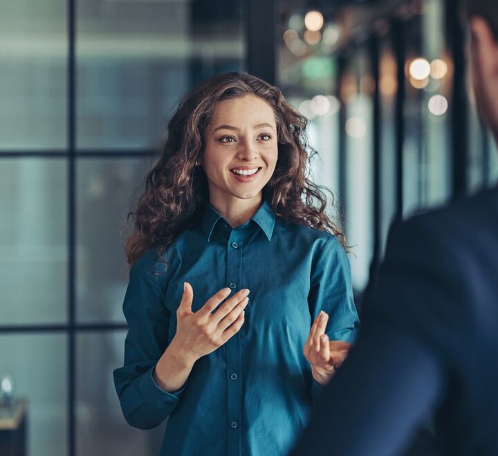 Business woman talking to a colleague