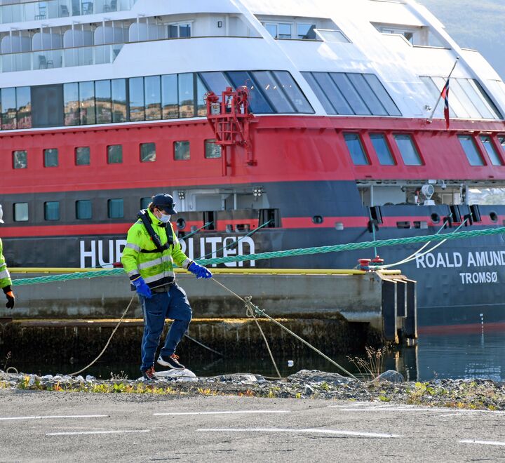 Hurtigruten er i trøbbel etter at mannskap og passasjerer på MS Roald Amundsen (bildet) er blitt smittet av covid-19. Foto: Rune Stoltz Bertinussen / NTB scanpix.