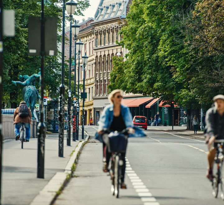 Det blir kamp mellom hjemmekontorattraktivitet og byattraktivitet i fremtiden, mener Erling Røed Larsen. (Illustrasjonsfoto av noen på sykkel i Oslo sentrum. Fotograf: Nicolas Tourrenc).