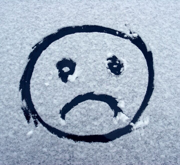 Trist vinteransikt i snøen.