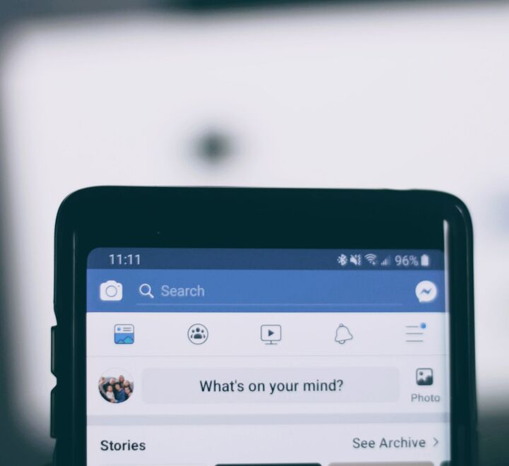 - Ethvert stort, komplisert system som virker, startet som et lite, enkelt system som virket, sa  John Gall, Systemantics. Slik som Facebook (bildet).