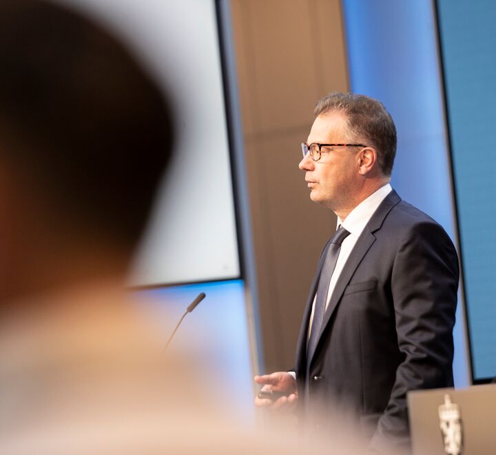 BI-professor og leder av Eiendomsmeglingsutvalget, Espen R. Moen (bildet) , overleverte 4. juni utvalgets utredning av eiendomsmeglingsloven til finansminister Jan Tore Sanner.