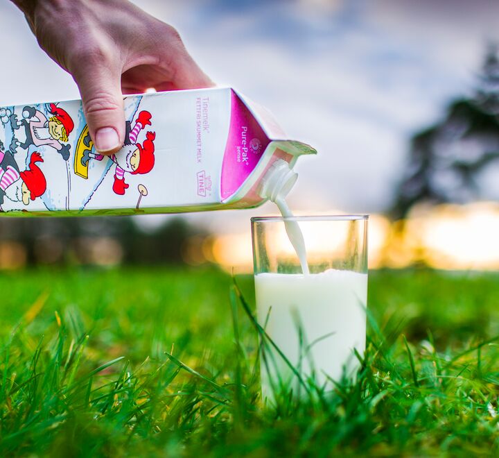Illustrasjonsbilde av Tine melk på et grønt jorde. Foto: Bo Mathisen.