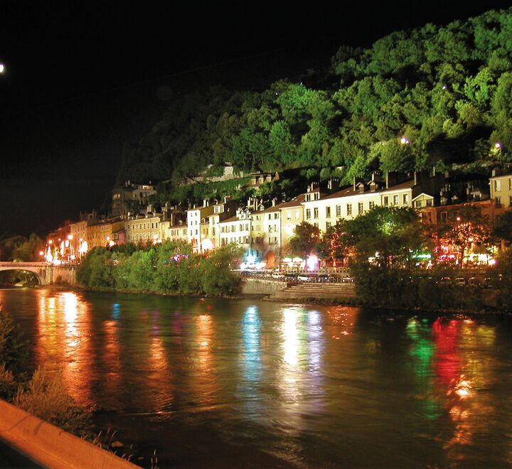 En riviera med vann og byggninger