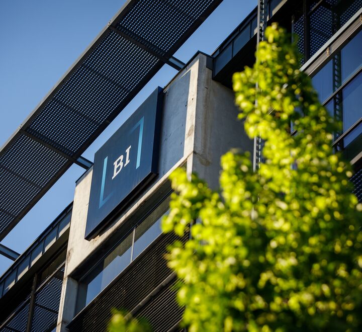 Outside campus Oslo. Image of BI's logo outside.