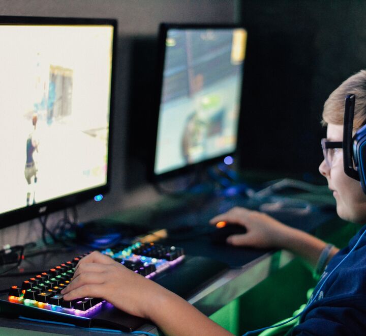 Hvilken taktikk skal ungdom bruke for få lov til å spille dataspillene de ønsker? Øyvind Kvalnes skriver om en kraftfull teknikk som kan kreve etisk refleksjon i tillegg. (Foto: Alex Haney on Unsplash)