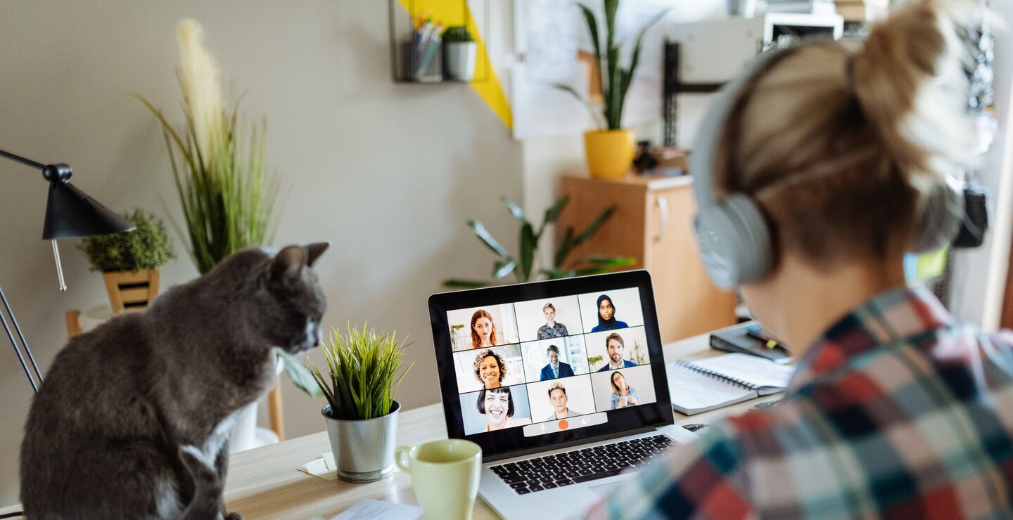 Dame som har hjemmekontor mens hun er med p&aring; et videom&oslash;te 