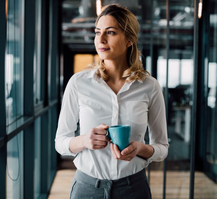 Dame som holder en kaffekopp